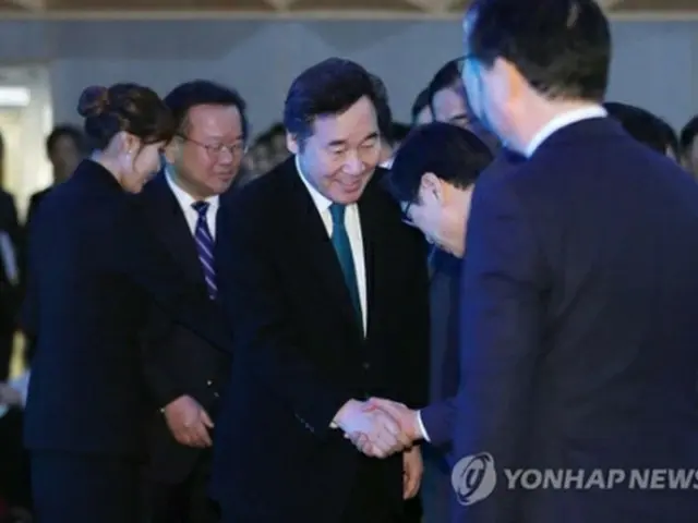 「第４回国民安全の日」に行われた行事で出席者と握手する李洛淵首相＝１６日、ソウル（聯合ニュース）