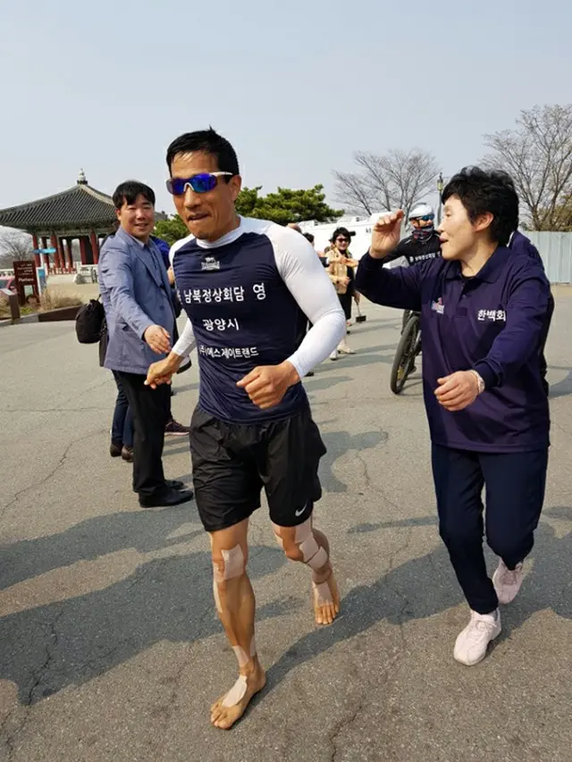 “裸足の男”の異名を持つチョ・スンファン氏（51）が、南北首脳会談の成功を祈願する裸足マラソンをおこなった。 （提供:WoW！Korea）
