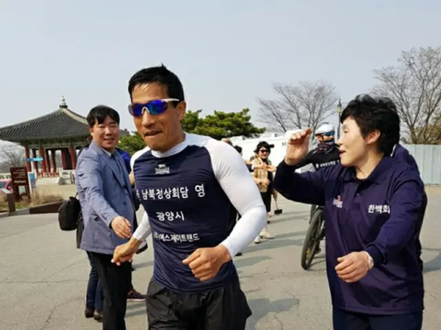 “裸足の男”の異名を持つチョ・スンファン氏（51）が、南北首脳会談の成功を祈願する裸足マラソンをおこなった。 （提供:WoW！Korea）
