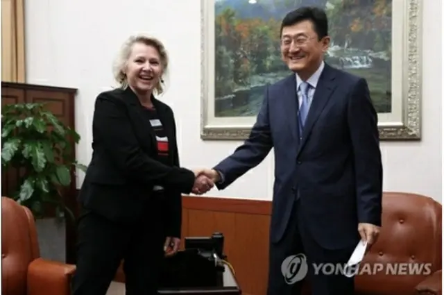 握手を交わす尹氏（右）とソーントン氏＝２３日、ソウル（聯合ニュース）
