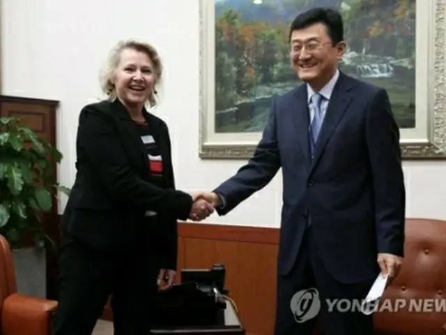 握手を交わす尹氏（右）とソーントン氏＝２３日、ソウル（聯合ニュース）