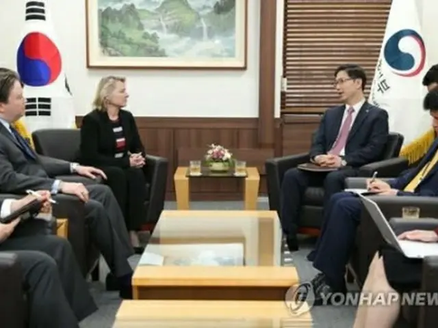 南北首脳会談の準備状況などについて意見交換する千海成氏（右奥）とソーントン氏（統一部提供）＝２３日、ソウル（聯合ニュース）