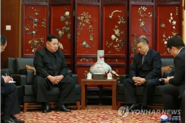 中国大使館を訪れて李進軍大使（右）に哀悼の意を表する金正恩氏＝２４日、ソウル（朝鮮中央通信＝聯合ニュース）