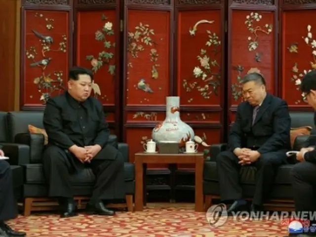 中国大使館を訪れて李進軍大使（右）に哀悼の意を表する金正恩氏＝２４日、ソウル（朝鮮中央通信＝聯合ニュース）