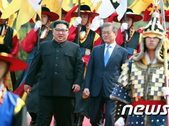 北朝鮮の金正恩（キム・ジョンウン）国務委員長は27日、韓国の文在寅（ムン・ジェイン）大統領に「大統領が招待してくだされば、いつでも青瓦台（大統領府）に行く」と話したことがわかった。