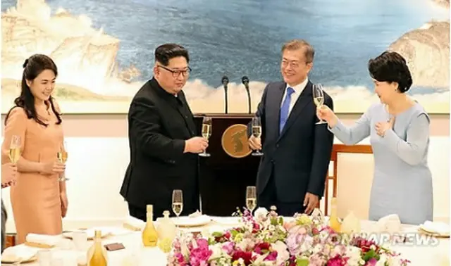 韓国の文在寅（ムン・ジェイン）大統領と金正淑（キム・ジョンスク）夫人は２７日午後、軍事境界線がある板門店の韓国側施設「平和の家」３階の宴会場で、北朝鮮の金正恩（キム・ジョンウン）国務委員長と李雪主（リ・ソルジュ）夫人の歓迎夕食会を開催した。