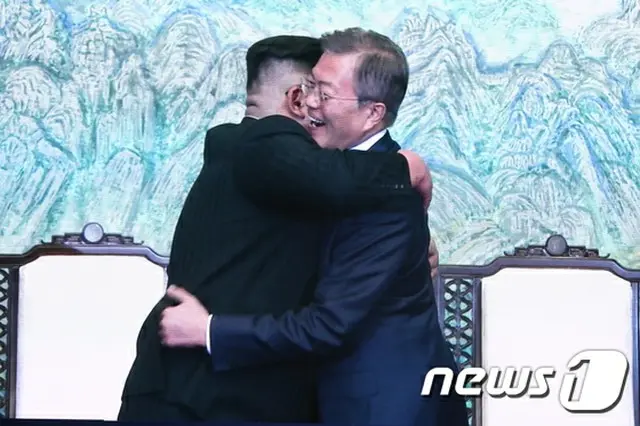 韓国の文在寅（ムン・ジェイン）大統領と北朝鮮の金正恩（キム・ジョンウン）党委員長は27日、朝鮮半島の平和体制の構築のため「板門店宣言」に署名した後、抱き合った。（提供:news1）