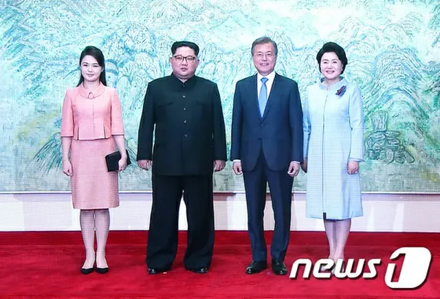 北朝鮮の金正恩（キム・ジョンウン）党委員長夫人の李雪主（リ・ソルジュ）女史が27日午後、板門店に到着し、韓国の文在寅（ムン・ジェイン）大統領夫婦に迎えられた。（提供:news1）