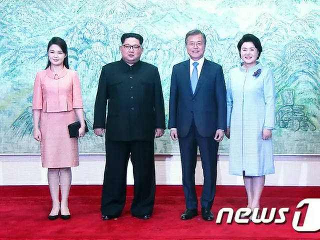 北朝鮮の金正恩（キム・ジョンウン）党委員長夫人の李雪主（リ・ソルジュ）女史が27日午後、板門店に到着し、韓国の文在寅（ムン・ジェイン）大統領夫婦に迎えられた。（提供:news1）