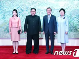 ＜南北首脳会談＞文大統領夫婦、金正恩委員長夫人を迎え…南北初の夫婦同伴晩餐