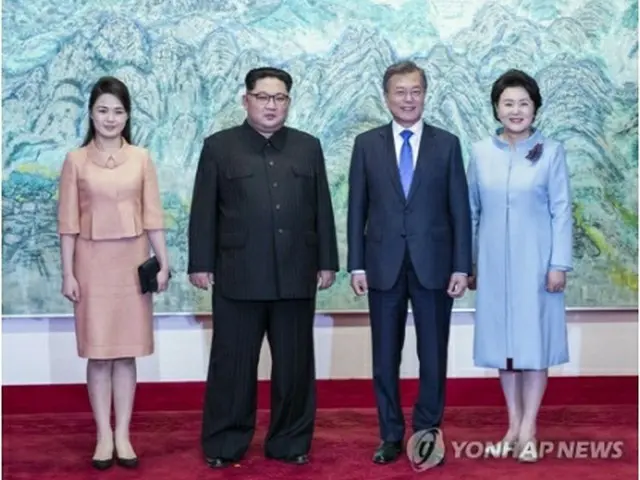 夕食会前、記念撮影する文大統領夫妻（右側）と金委員長夫妻＝２７日、板門店（聯合ニュース）