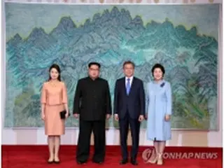 ［写真］記念撮影を行う南北首脳夫妻