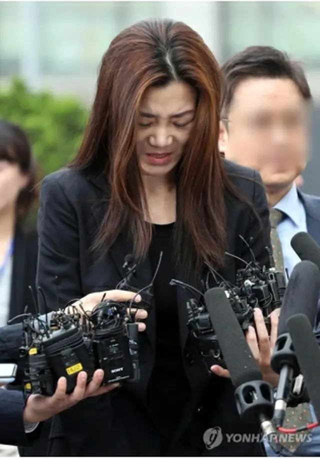 江西警察署に出頭した趙氏＝１日、ソウル（聯合ニュース）