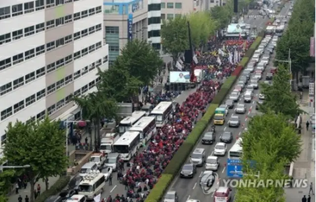 日本総領事館付近に集まった市民団体＝１日、釜山（聯合ニュース）