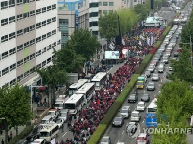 日本総領事館付近に集まった市民団体＝１日、釜山（聯合ニュース）