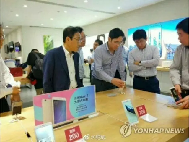 深センでは３日、李在鎔氏（手前左から２人目）が電器店でスマホ売り場を視察する様子が捉えられた（中国版ツイッターの微博より）＝（聯合ニュース）