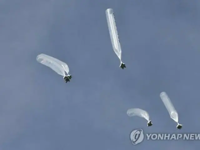脱北者団体が北朝鮮の体制を批判するビラをつけて飛ばした風船（資料写真）＝（聯合ニュース）