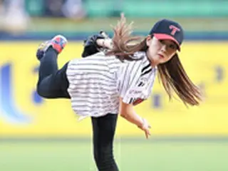 「Apink」ユン・ボミ、始球式で豪快なピッチング…選手も感嘆＝韓国