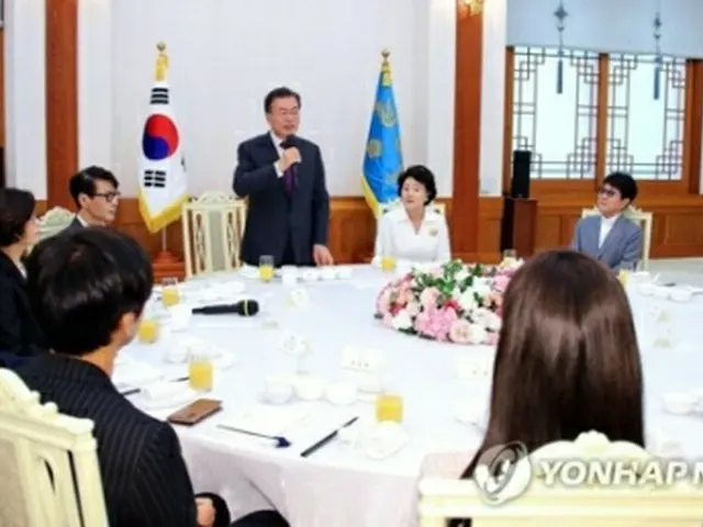 昼食会であいさつする文大統領。歌手のチョー・ヨンピルさん、チェ・ジニさん、イ・ソニさん、ユン・ドヒョンさん、ペク・チヨンさん、ＡＬｉ（アリ）さん、少女時代のソヒョンさん、ガールズグループのＲｅｄ　Ｖｅｌｖｅｔ（レッドベルベット）らが出席した