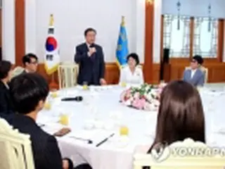 文大統領「南北交流増すよう最善尽くす」　平壌公演メンバーと昼食会