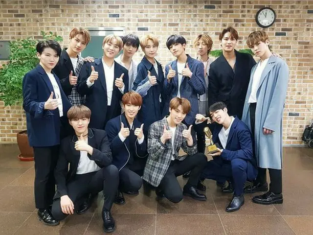 韓国ボーイズグループ「SEVENTEEN」が、歌手チョー・ヨンピルの50周年記念コンサートでオープニングステージを務めた。（提供:OSEN）
