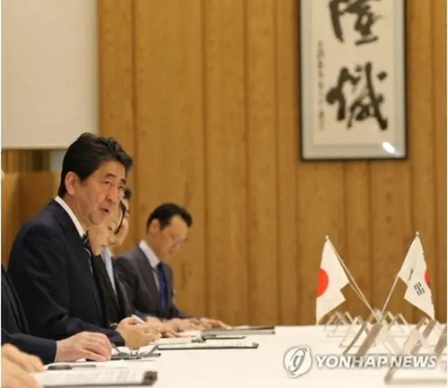 韓国経済人の表敬訪問を受け発言する安倍首相＝１４日、東京（聯合ニュース）