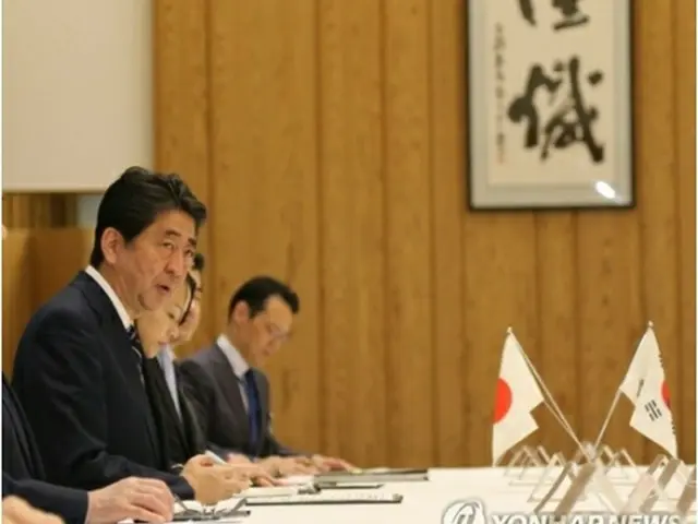 韓国経済人の表敬訪問を受け発言する安倍首相＝１４日、東京（聯合ニュース）