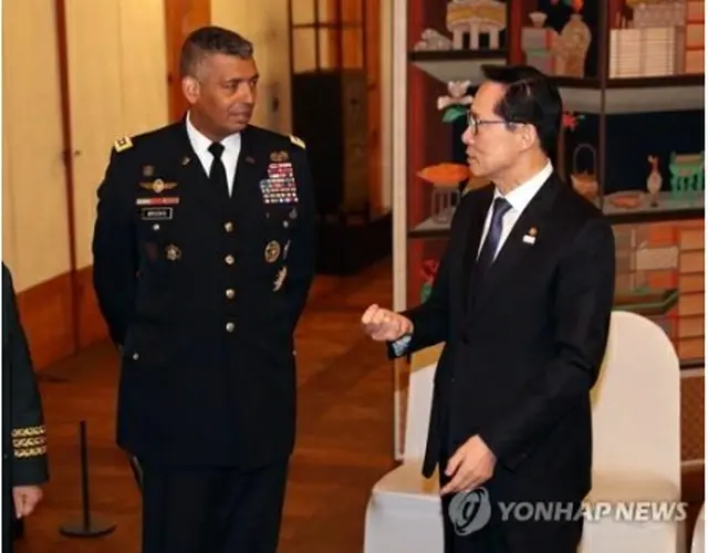 宋永武氏（右）とブルックス氏（資料写真）＝（聯合ニュース）