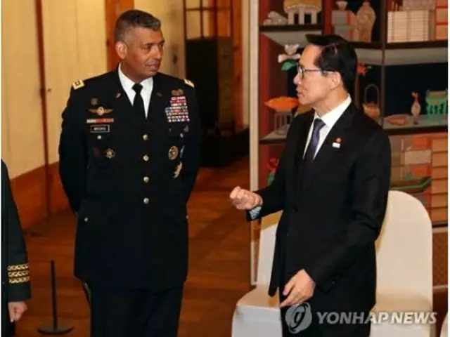 宋永武氏（右）とブルックス氏（資料写真）＝（聯合ニュース）
