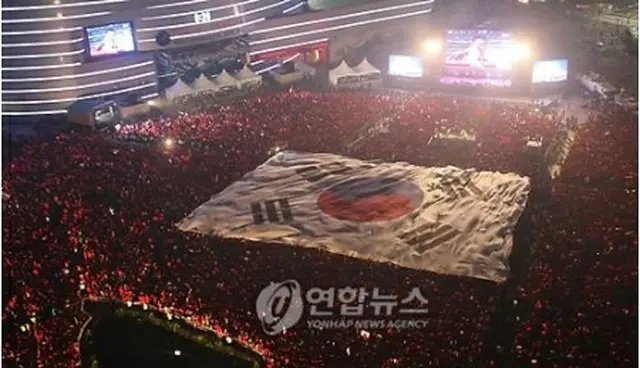 2010年南アフリカ大会で韓国を応援する人々。ソウル市庁前の広場を埋め尽くした（資料写真）＝（聯合ニュース）