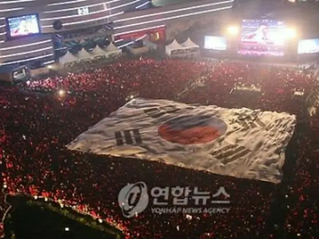 2010年南アフリカ大会で韓国を応援する人々。ソウル市庁前の広場を埋め尽くした（資料写真）＝（聯合ニュース）