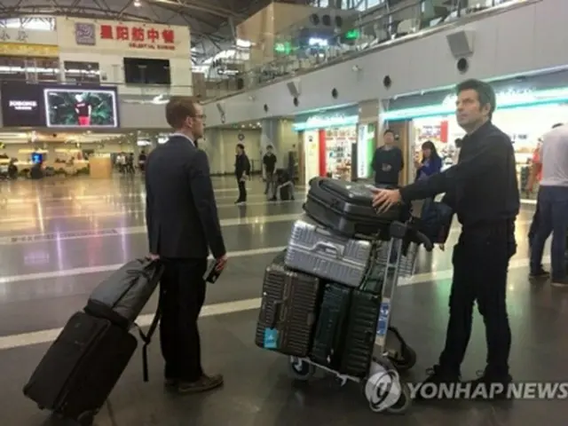 北京の空港で専用機への搭乗を待つ外国の記者たち＝２２日、北京（聯合ニュース）