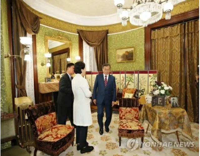 在米大韓帝国公使館を訪問した文大統領（右）＝（聯合ニュース）