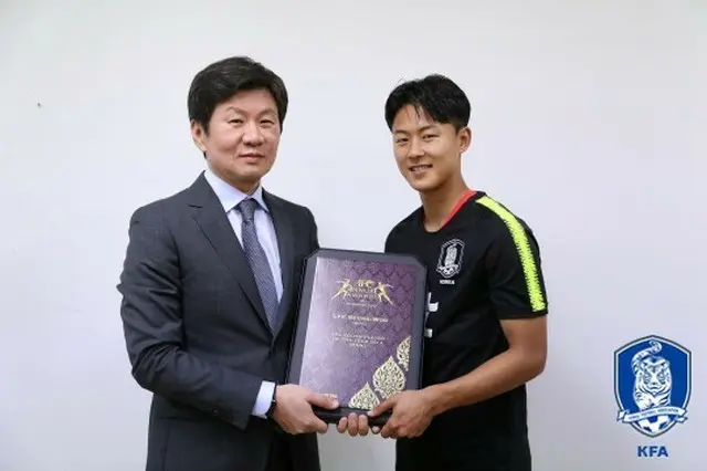 ＜サッカー＞“韓国代表最年少”イ・スンウ、AFC有望株賞受け取る「次はアジア選手賞を」（提供:news1）
