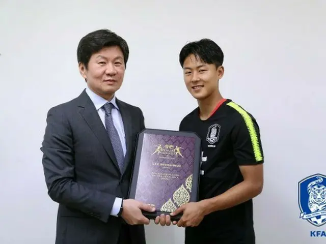＜サッカー＞“韓国代表最年少”イ・スンウ、AFC有望株賞受け取る「次はアジア選手賞を」（提供:news1）