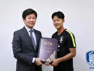 ＜サッカー＞“韓国代表最年少”イ・スンウ、AFC有望株賞受け取る「次はアジア選手賞を」