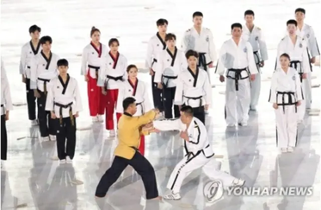 南北テコンドー演武団が平昌冬季五輪の開会式前に行った合同公演の様子＝（聯合ニュース）