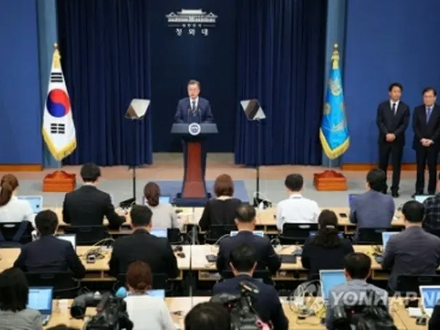 南北首脳会談の結果を発表する文大統領＝２７日、ソウル（聯合ニュース）