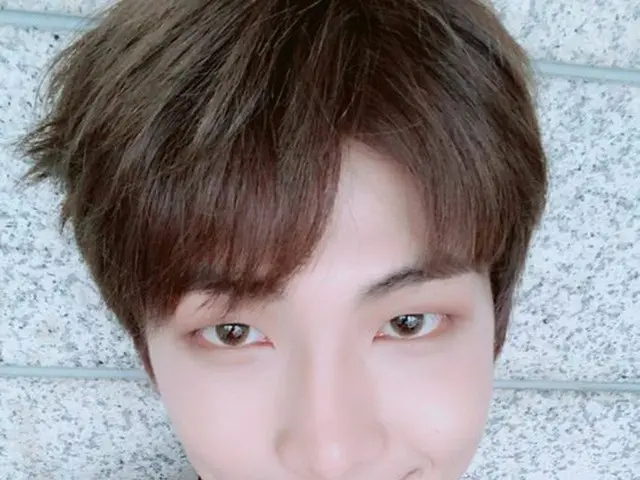 「防弾少年団」RMが27日、公式SNSを通じて、「おかげですごく幸せな1週間でした」と書き込み、自撮り写真を掲載した。（提供:OSEN）