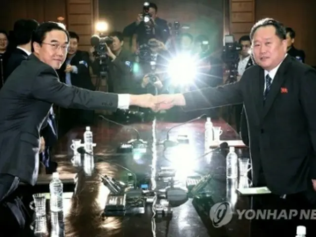 3月29日、板門店で行われた閣僚級会談で握手を交わす趙氏（左）と北朝鮮の李善権（リ・ソングォン）祖国平和統一委員会委員長（写真共同取材団）＝（聯合ニュース）