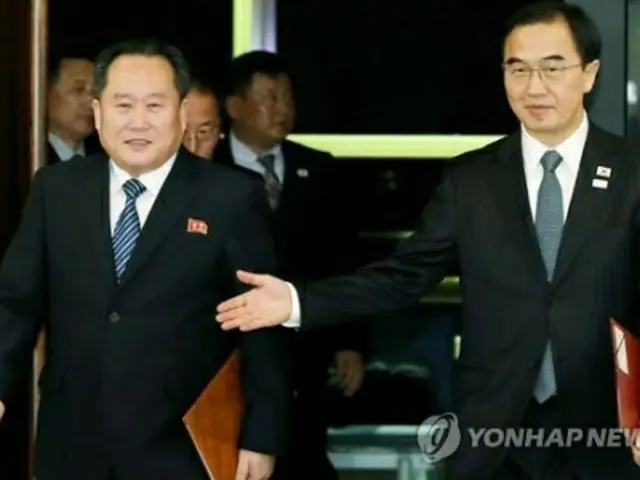 韓国の趙明均・統一部長官（右）と北朝鮮の李善権・祖国平和統一委員長（資料写真）＝（聯合ニュース）