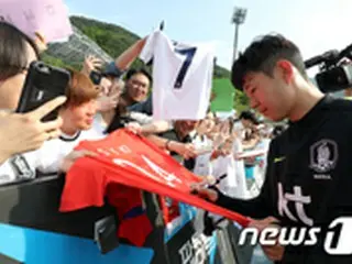 韓国代表の練習見学に700人が殺到＝1番人気はソン・フンミンとイ・スンウ