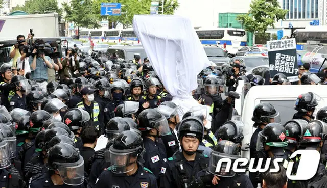 韓国・釜山の日本総領事館付近の歩道に設置された徴用工像が設置から1か月で強制撤去された。（提供:news1）