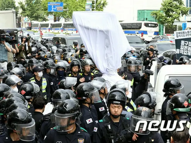 韓国・釜山の日本総領事館付近の歩道に設置された徴用工像が設置から1か月で強制撤去された。（提供:news1）