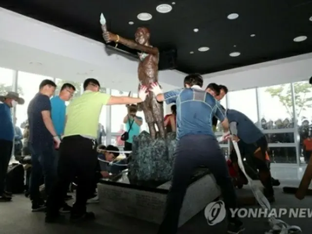 釜山市内の「国立日帝強制動員歴史館」に運ばれた徴用工像＝３１日、釜山（聯合ニュース）
