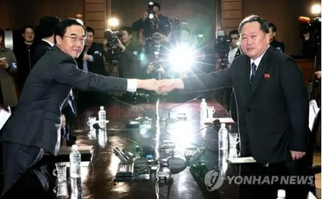 ３月２９日、板門店で行われた閣僚級会談で握手を交わす韓国の趙明均長官（左）と北朝鮮の李善権委員長（写真共同取材団）＝（聯合ニュース）