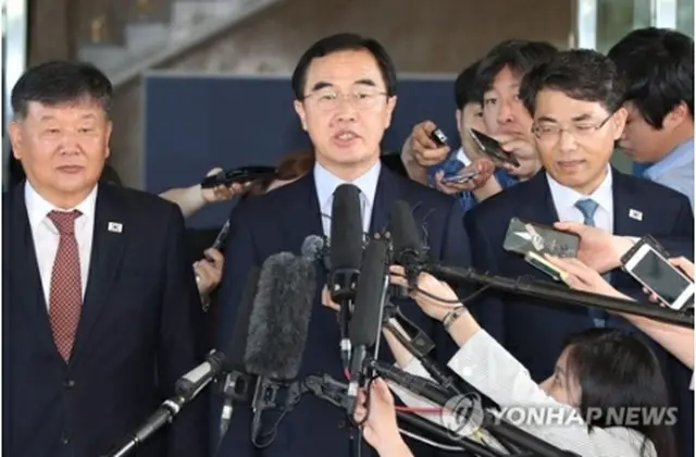出発前に報道陣の質問に答える趙長官＝1日、ソウル（聯合ニュース）
