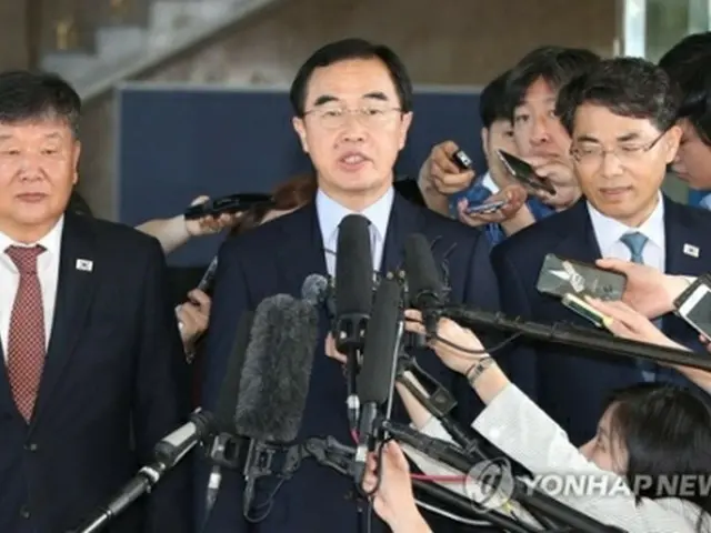 出発前に報道陣の質問に答える趙長官＝1日、ソウル（聯合ニュース）