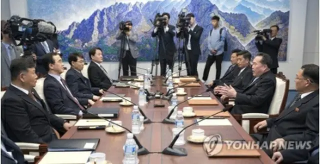 閣僚級会談に出席した韓国代表団（左側）と北朝鮮代表団（右側）＝１日、板門店（写真共同取材団＝聯合ニュース）