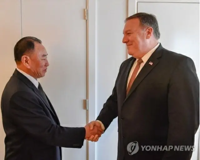 ニューヨークでの会談で握手を交わす金英哲氏（左）とポンペオ氏（ポンペオ氏のツイッターより）＝（聯合ニュース）